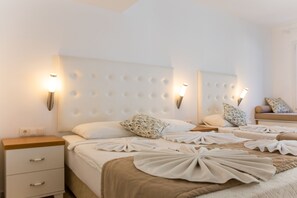 Habitación triple | 1 habitación, ropa de cama de alta calidad, minibar y escritorio 