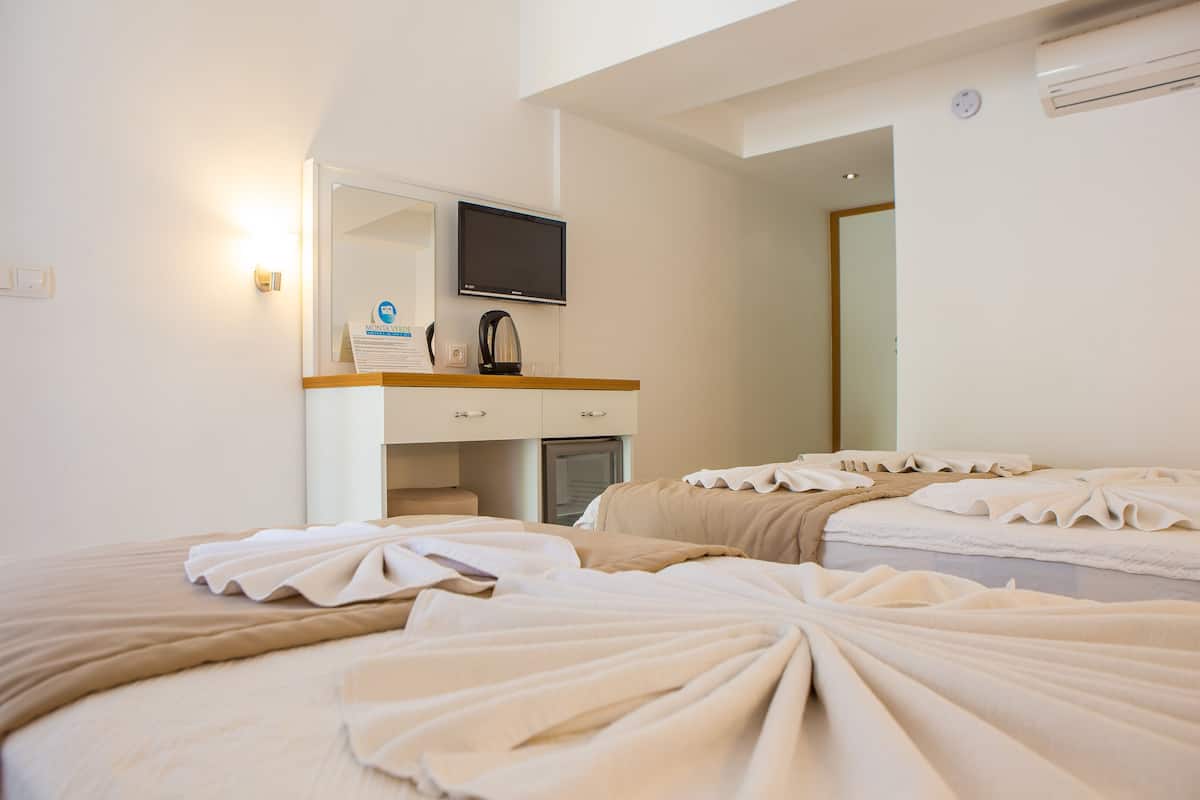Chambre Triple | 1 chambre, literie de qualité supérieure, minibar, bureau