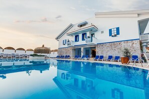 2 outdoor pools, pool umbrellas, pool loungers - Monta Verde Hotel and Villas - Boutique Class (Fethiye)