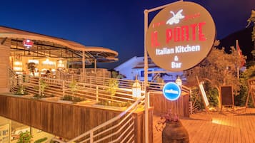 2 ravintolaa, joissa tarjoillaan aamiainen