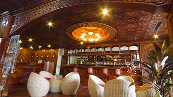 Menghidangkan sarapan, makan tengah hari dan makan malam