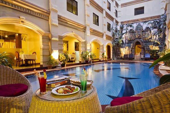 Indoor pool, outdoor pool - Majestic Oriental Hotel (Siem Reap)