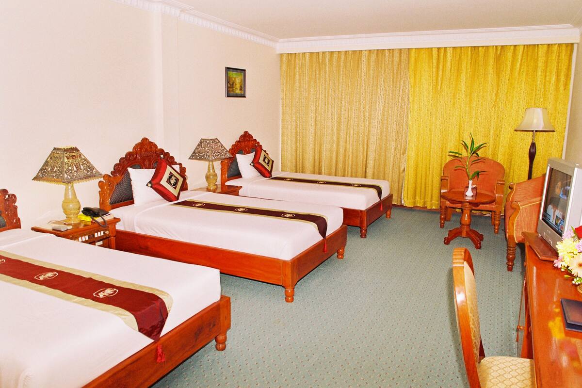 Deluxe Triple Room, 3 Single Beds | Down duvets, minibar, in-room safe, desk