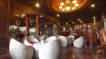 Serves breakfast, lunch, and dinner