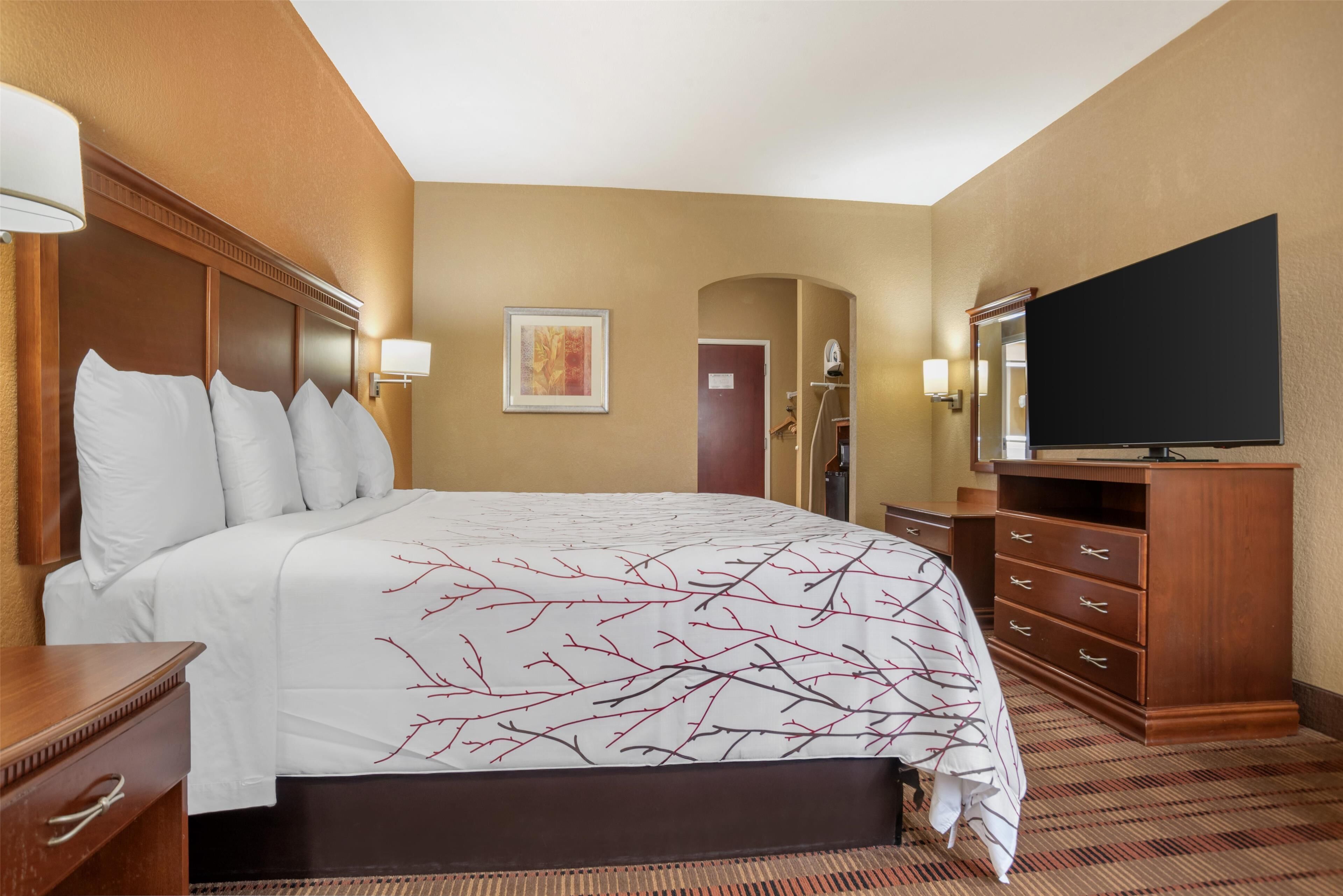 standard room, 1 king bed, non smoking, refrigerator & microwave | 1 bedroom, desk, blackout curtains, iron/ironing board