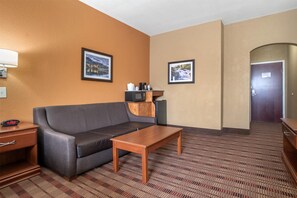 Suite, 1 kingsize bed, toegankelijk voor mindervaliden, koelkast & magnetron | Een bureau, verduisterende gordijnen, een strijkplank/strijkijzer