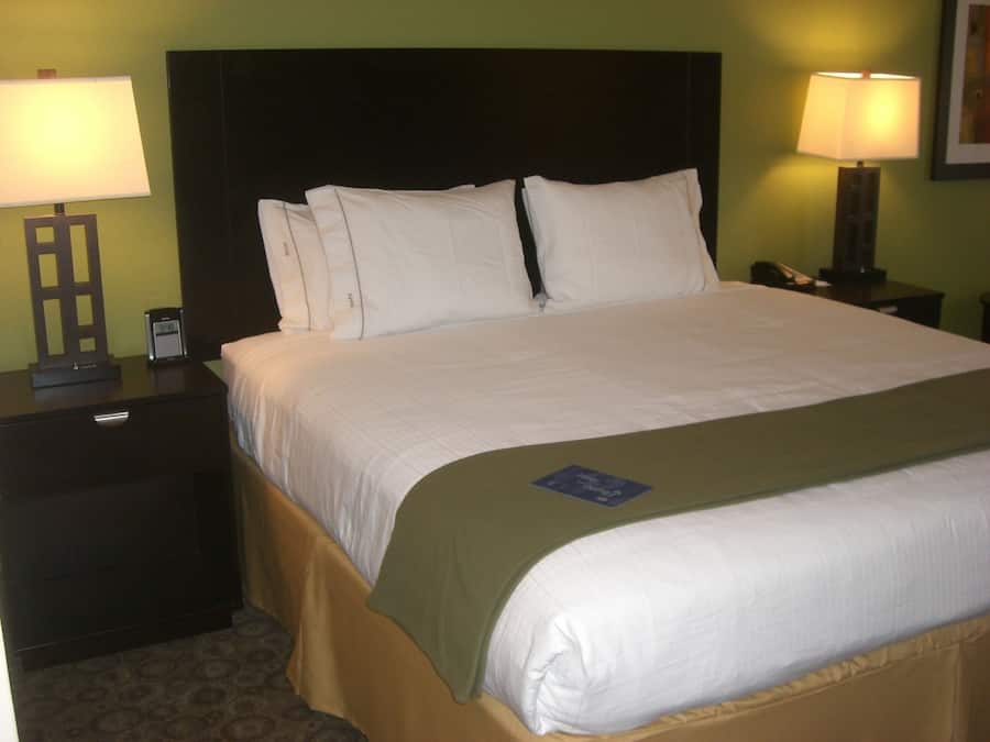 Executive Room, 1 King Bed, Non Smoking | Premium bedding, in-room safe, desk, laptop workspace