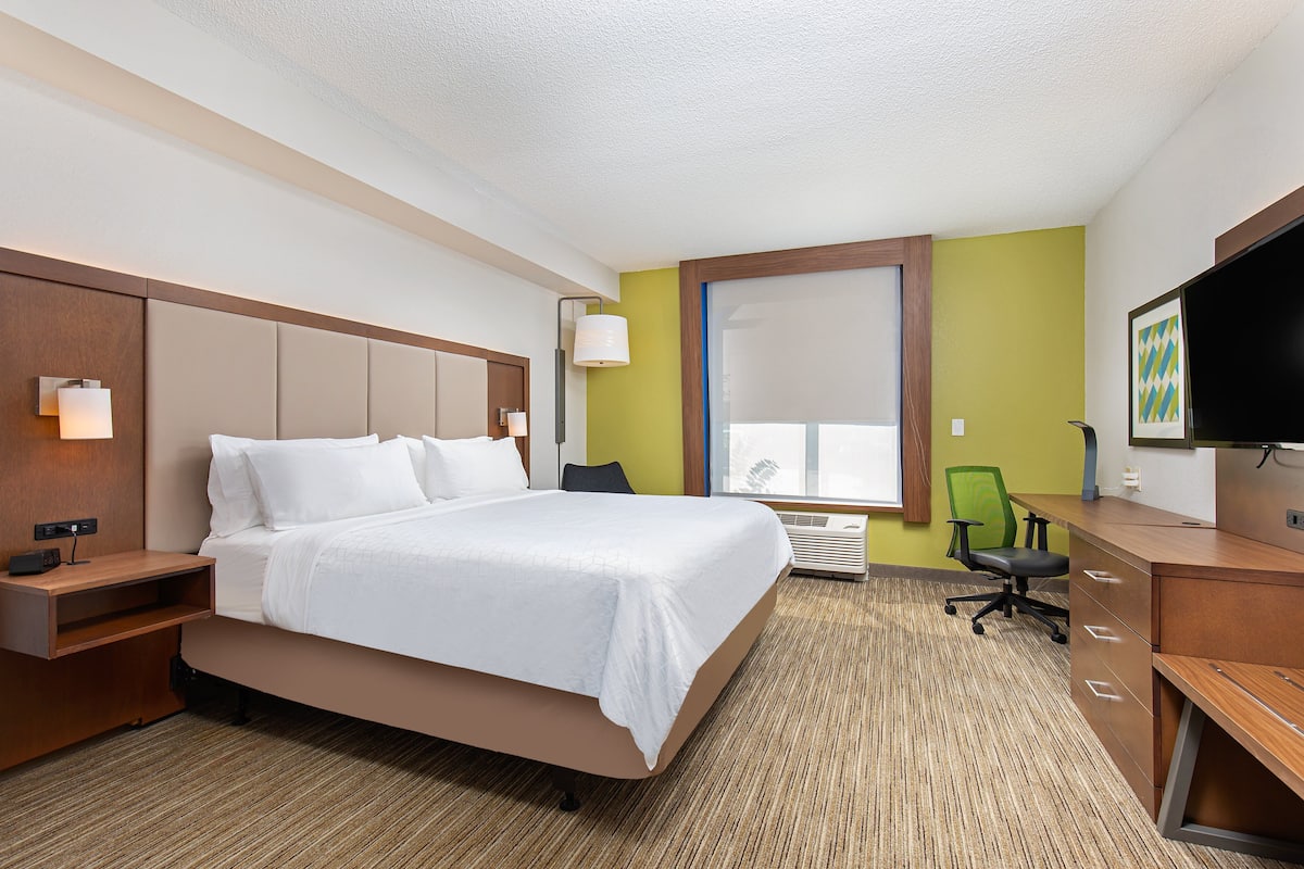 Premium bedding, in-room safe, desk, laptop workspace