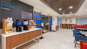 Una estación de café moderna con varias máquinas de café y un cartel que promociona un programa de recompensas.