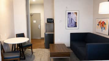 Premium bedding, desk, iron/ironing board, free WiFi