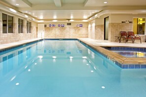 Indoor pool, open 8:00 AM to 10:00 PM, pool loungers - Holiday Inn Express & Suites Kanab by IHG (Kanab)
