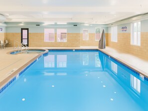 Indoor pool, open 8:00 AM to 10:00 PM, pool loungers - Holiday Inn Express & Suites Kanab by IHG (Kanab)