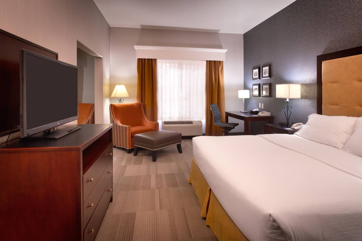 1 bedroom, premium bedding, desk, iron/ironing board