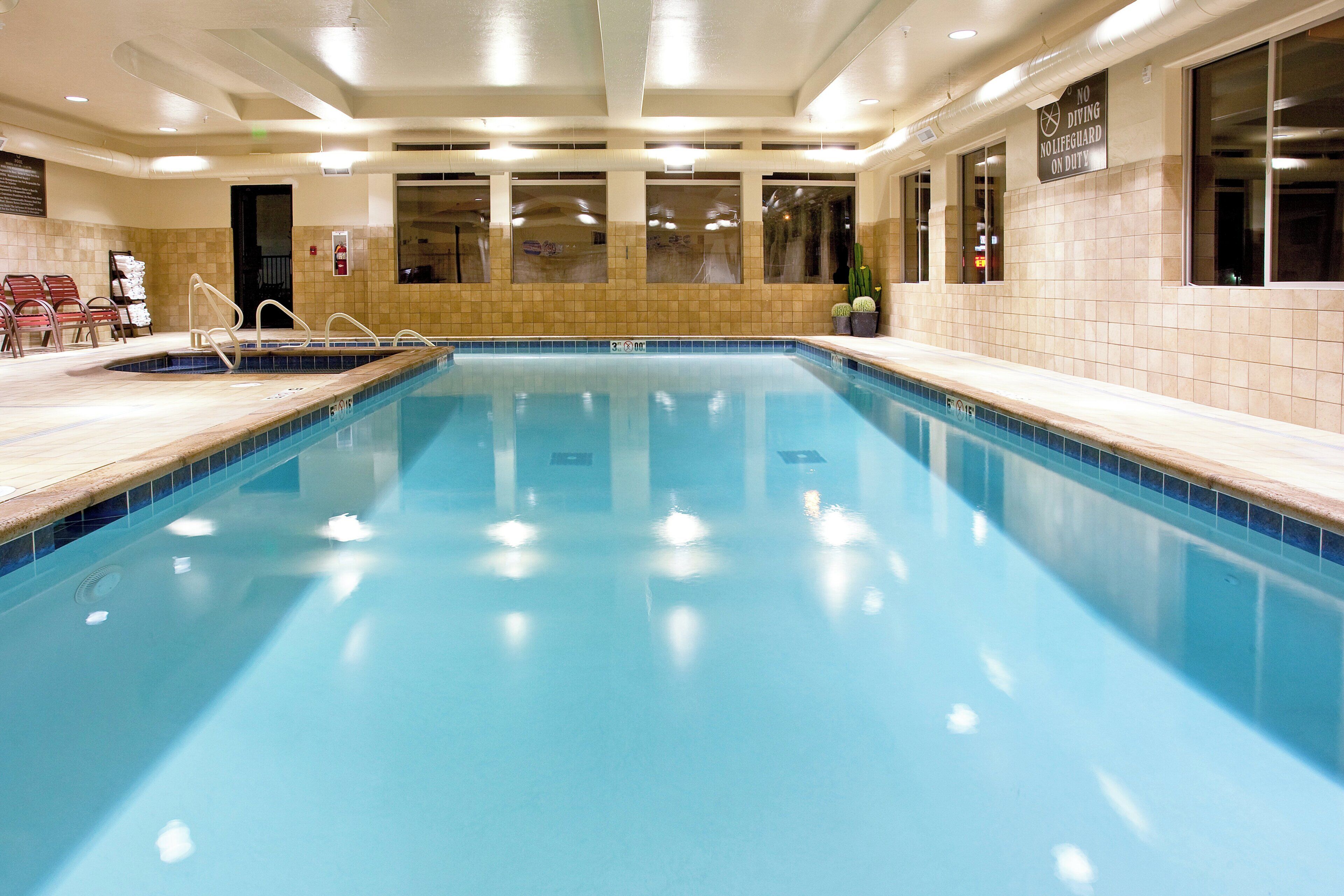 Piscine couverte, accès possible de 08 h 00 à 22 h 00, chaises longues 