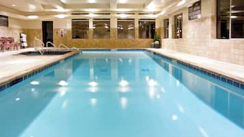 Piscine couverte, accès possible de 08 h 00 à 22 h 00, chaises longues