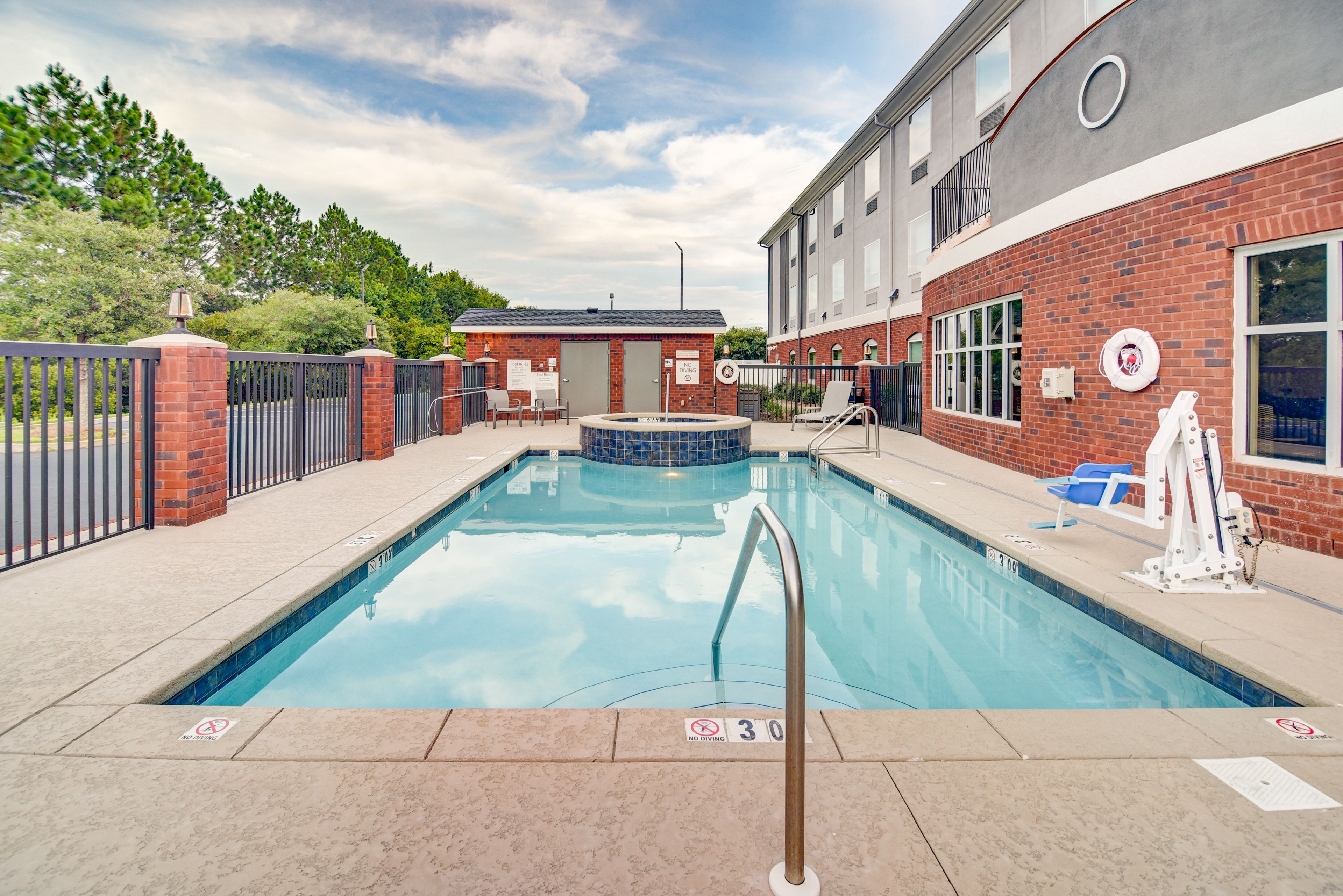 Außenpool, geöffnet von 08:00 Uhr bis 22:00 Uhr, Liegestühle