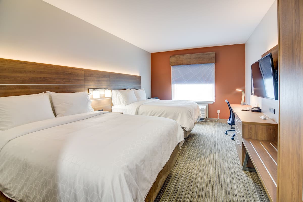Down duvets, in-room safe, desk, blackout curtains