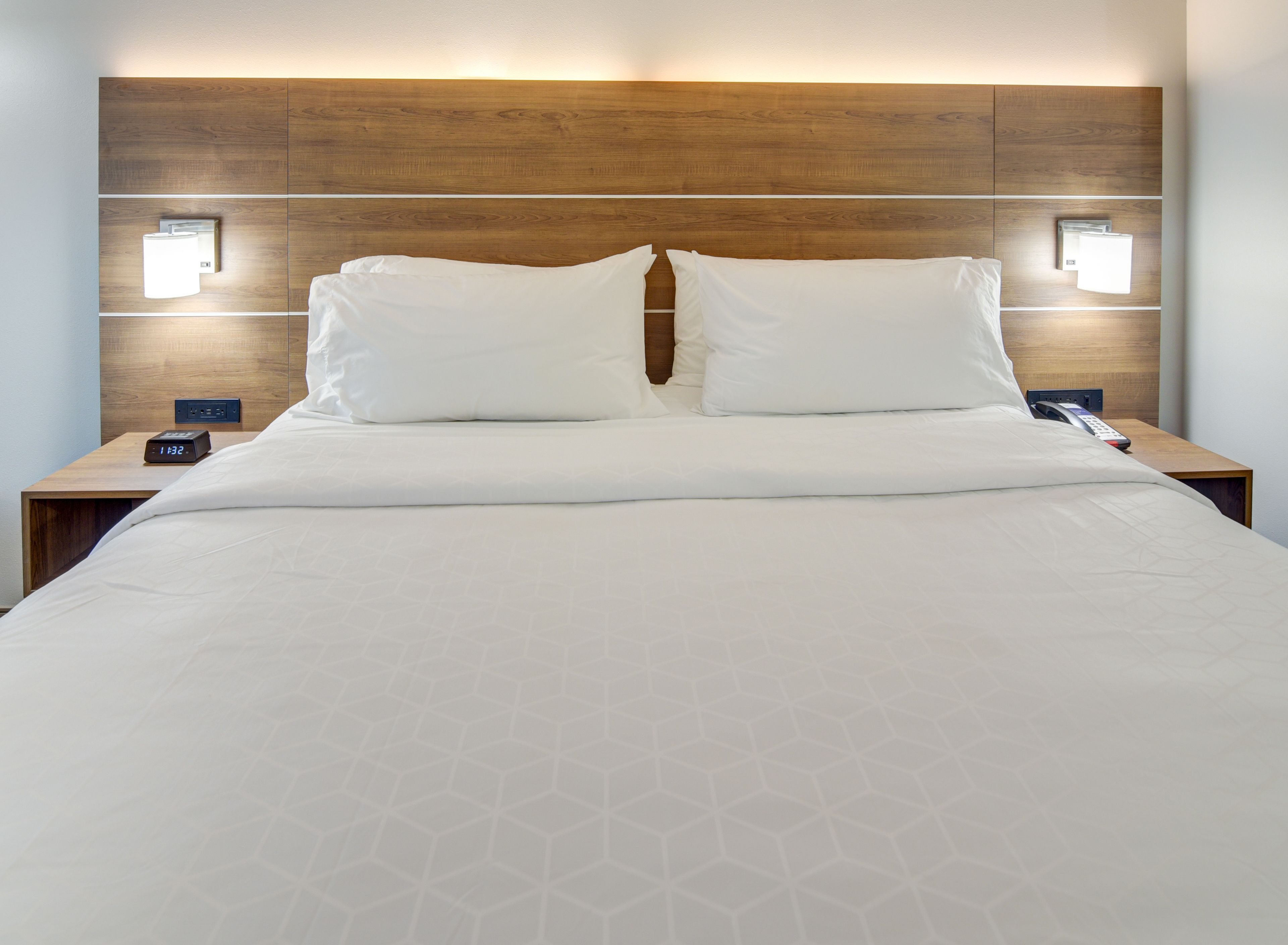 standard room, 1 king bed, accessible (mobility tub) | 1 bedroom, down duvets, in-room safe, desk