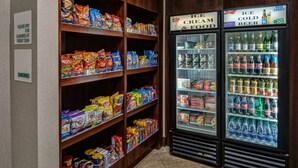 Area con distributori automatici per snack e bevande, con ampia scelta di merendine e birra fredda.
