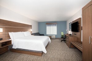 Une chambre d’hôtel équipée d’un lit, d’un bureau, d’une chaise, d’une télévision et d’une fenêtre.