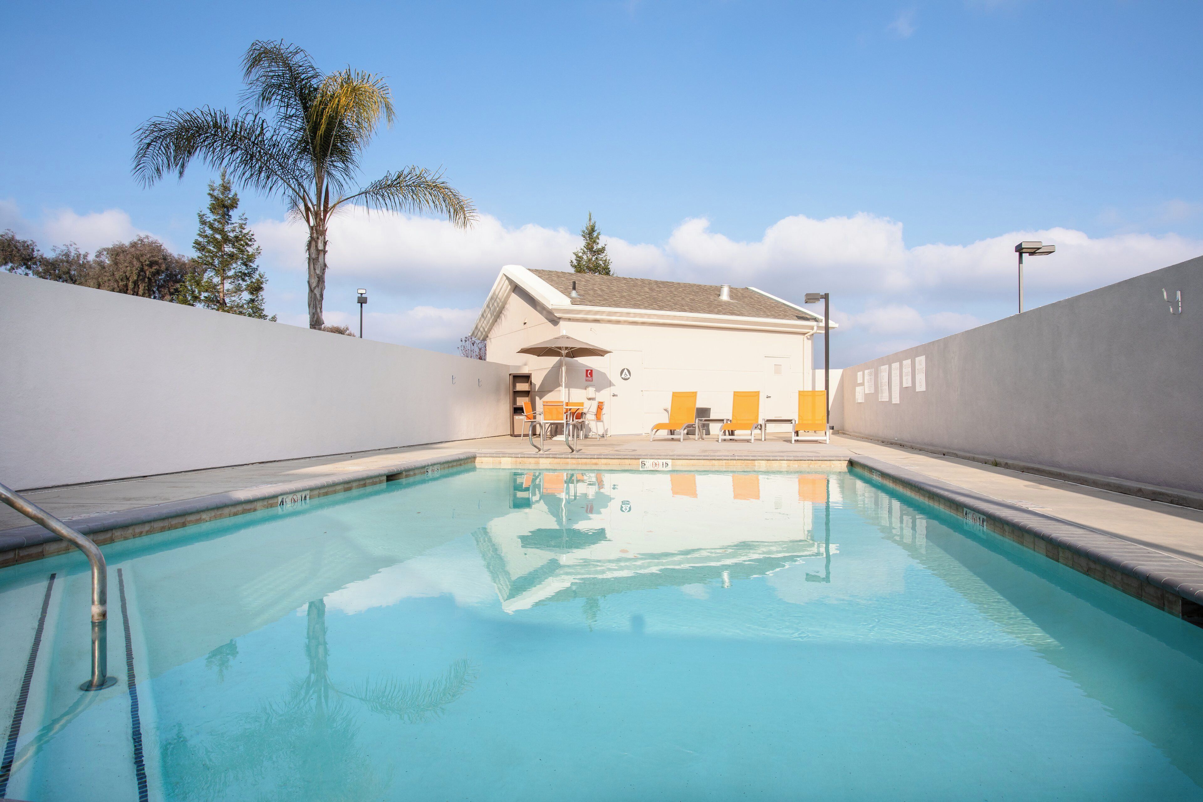 Una piscina al aire libre (de 09:00 a 21:00), tumbonas