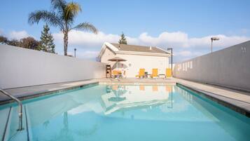 Una piscina al aire libre (de 09:00 a 21:00), tumbonas