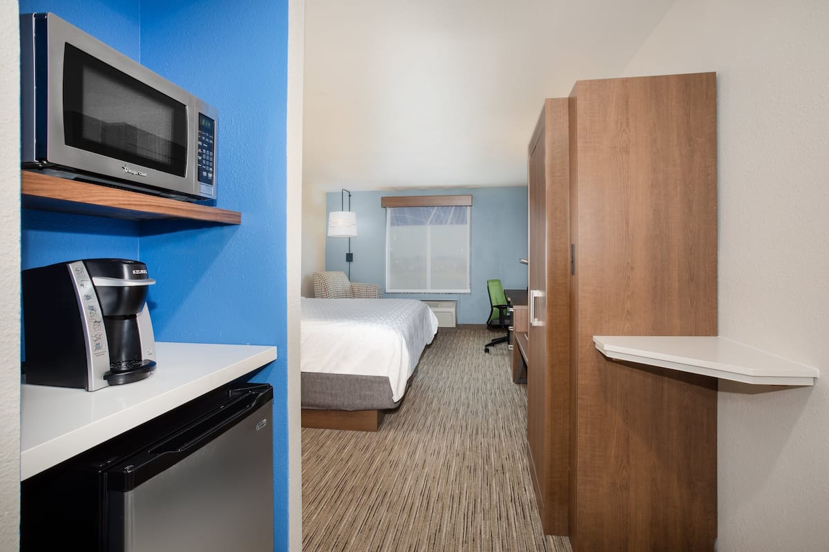 Standard Room, 1 King Bed | Egyptian cotton sheets, down comforters, pillowtop beds, in-room safe