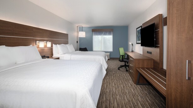 A hotel room with two beds, a desk, a chair, a TV, and a window with curtains. - Holiday Inn Express & Suites Chowchilla - Yosemite Park Area by IHG (Chowchilla)