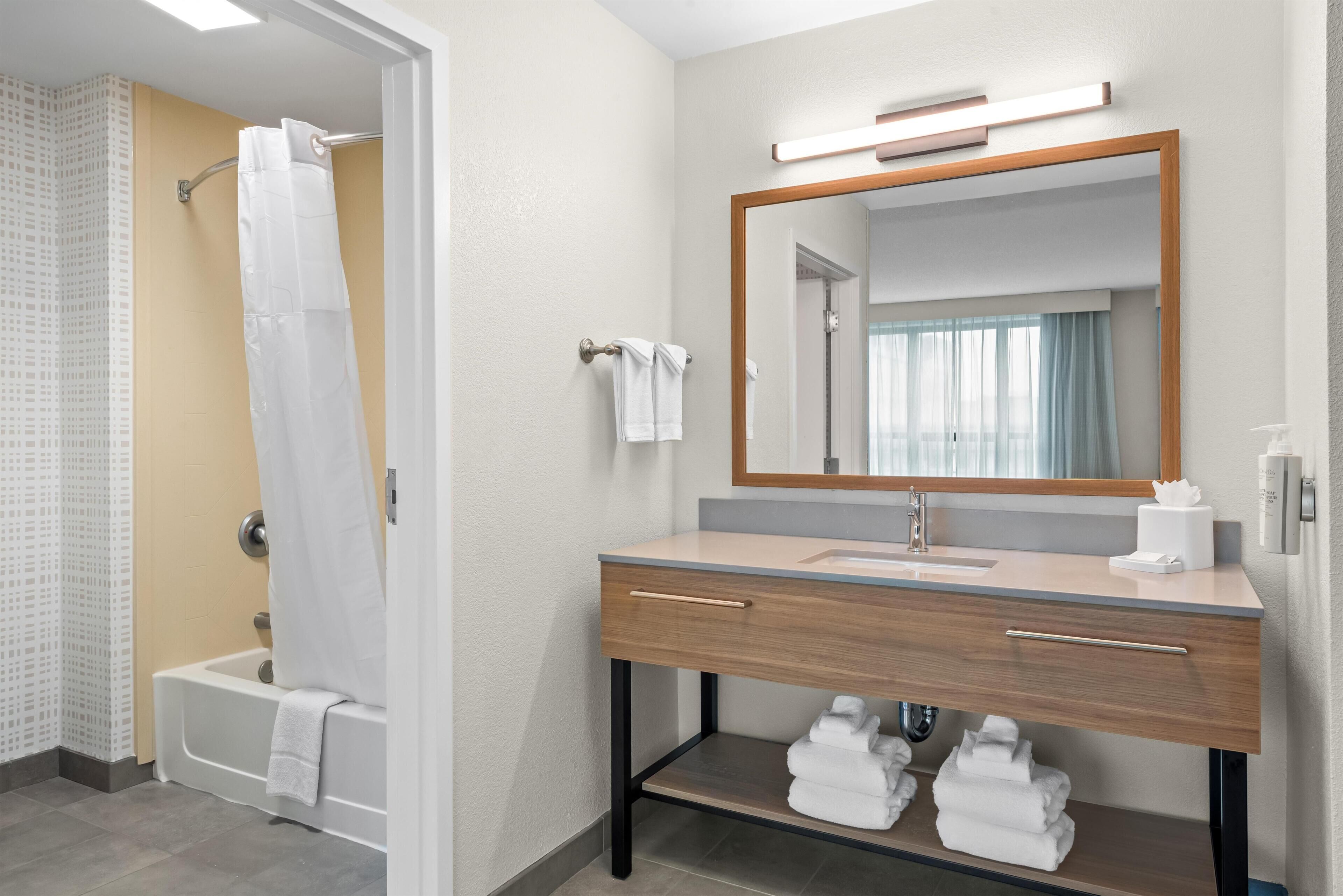 Studio, 1 King Bed with Sofa bed, Non Smoking | Bathroom | Combined shower/tub, free toiletries, hair dryer, towels