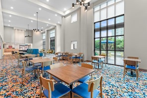 Free daily buffet breakfast - Hampton Inn & Suites National Harbor - Alexandria Area (Oxon Hill)