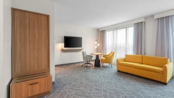 Studio, 1 King Bed with Sofa bed, Non Smoking | Premium bedding, desk, blackout drapes, iron/ironing board