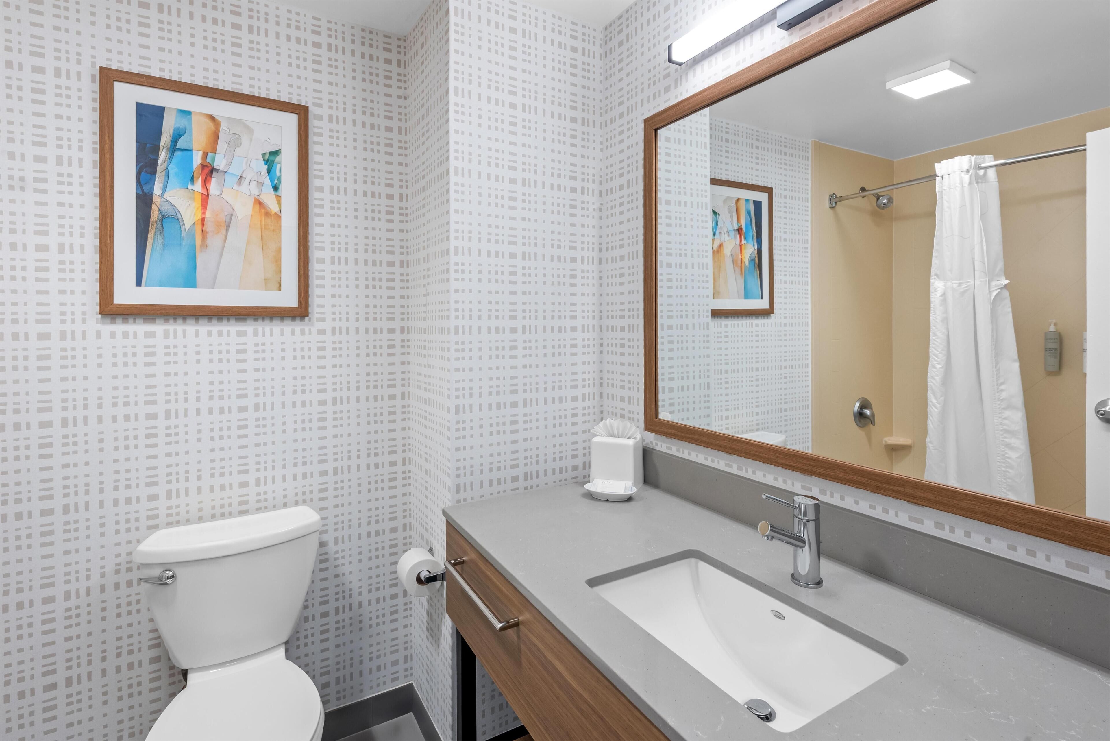 Habitación, 2 camas Queen size, para no fumadores | Baño | Tina con regadera, amenidades de baño gratuitas, secadora de cabello 