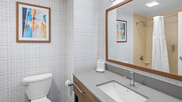 Habitación, 2 camas Queen size, para no fumadores | Baño | Tina con regadera, amenidades de baño gratuitas, secadora de cabello