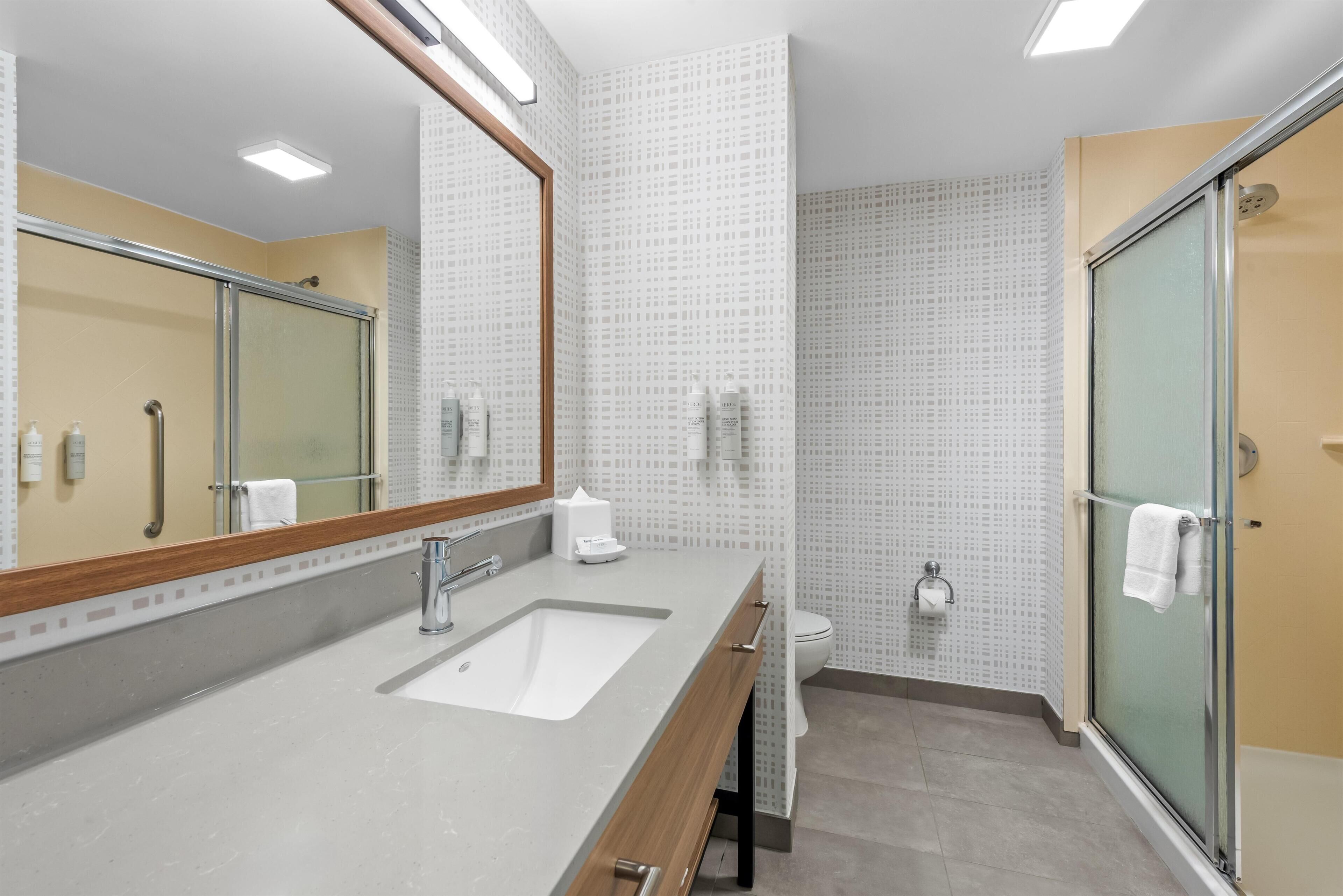 Room, 1 King Bed, Non Smoking | Bathroom shower