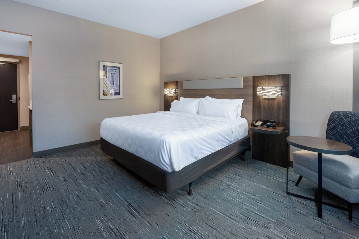 Down comforters, in-room safe, desk, laptop workspace