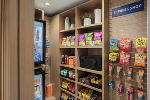 Snack bar - Holiday Inn Express & Suites Vaughan-Southwest by IHG (Vaughan)