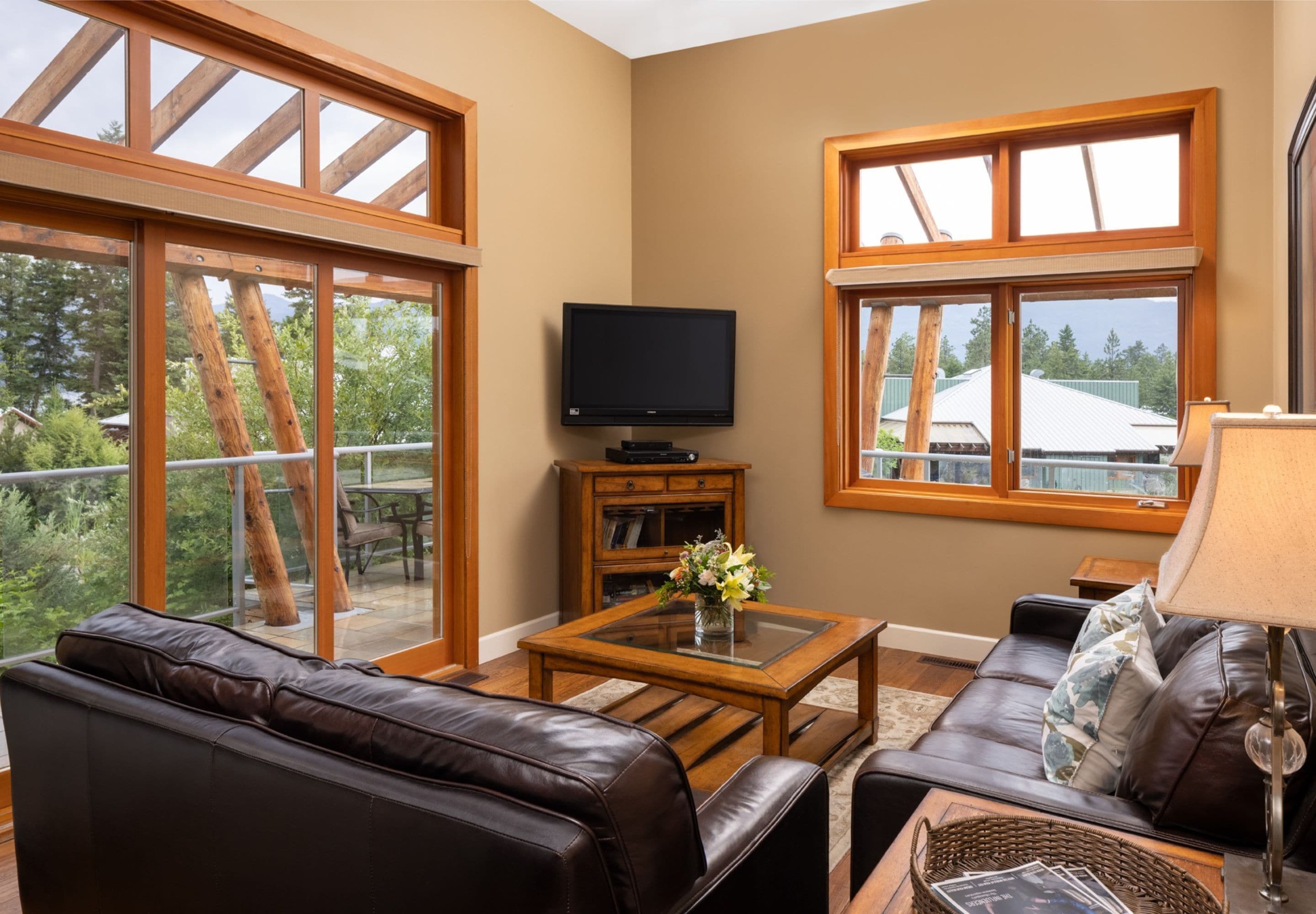 three bedroom trout lake townhome | living area | 32-inch flat-screen tv with cable channels, tv, dvd player