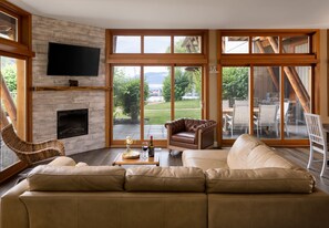 Three Bedroom Villa Lakeview | Vardagsrum | 32-tums platt-tv med kabelkanaler, tv och dvd-spelare