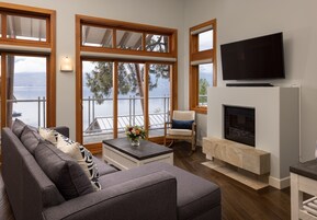 Two Bedroom Villa Lakeview | Zona de estar | Televisión de pantalla plana de 32 pulgadas con canales por cable