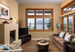 Two Bedroom Villa Lakeview | Vardagsrum | 32-tums platt-tv med kabelkanaler, tv och dvd-spelare