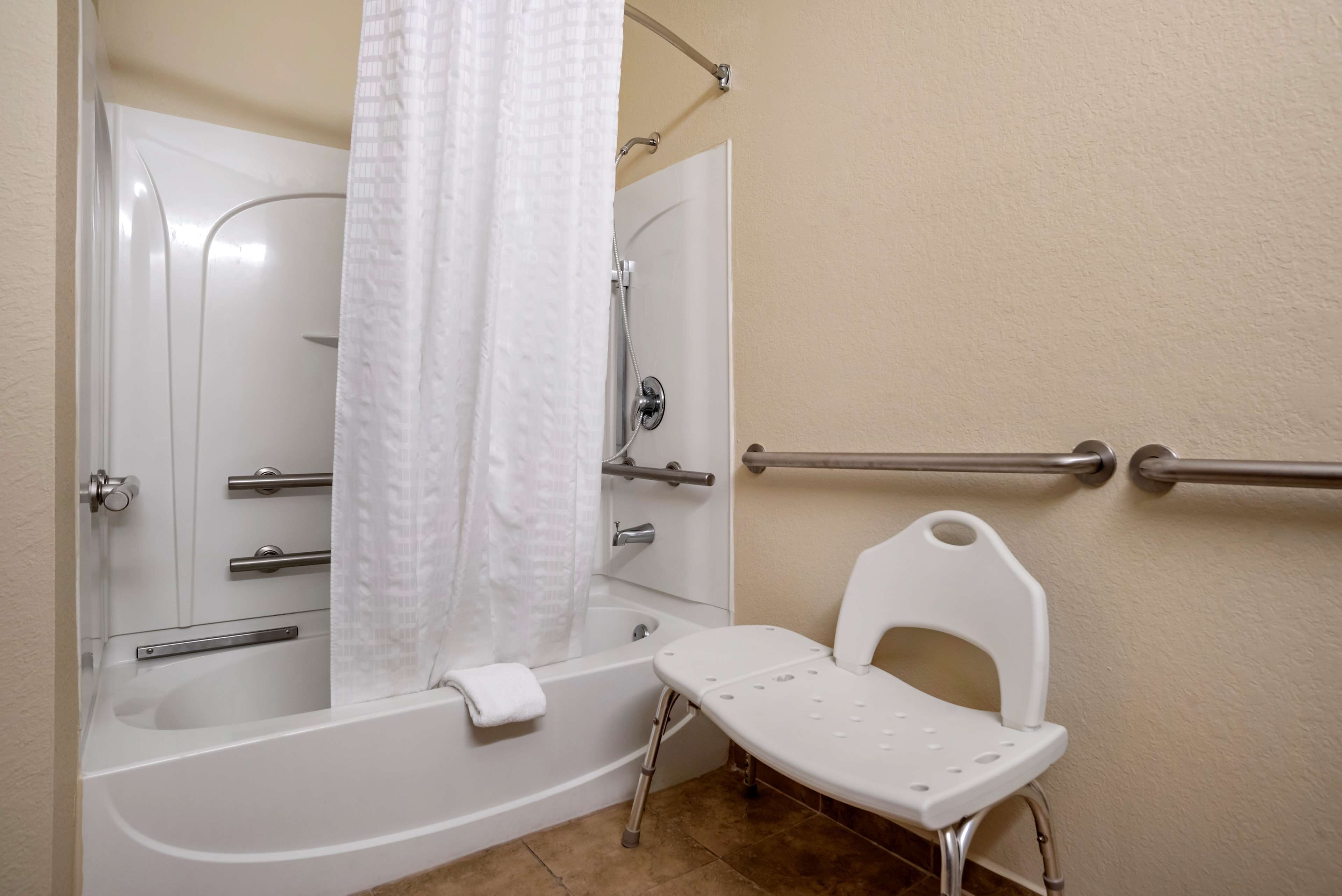 standard room, 1 king bed, accessible, refrigerator | bathroom | combined shower/bathtub, free toiletries, hair dryer, towels