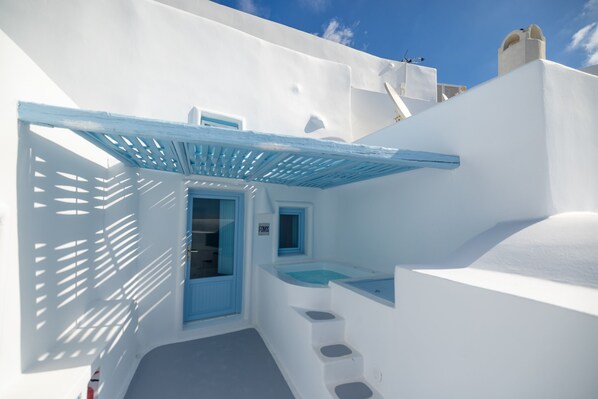 A white building with a blue door and a small window. - Dreams Luxury Suites (Santorini)