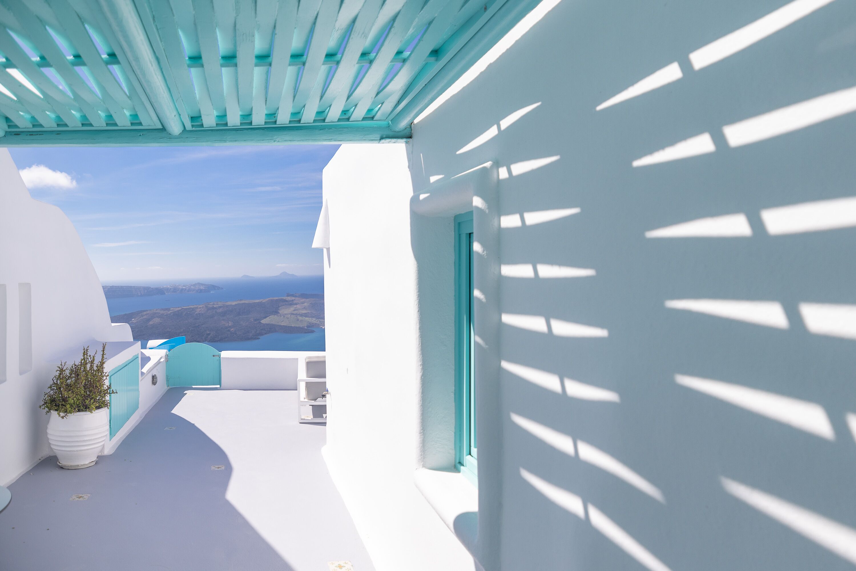 Un edificio blanco con vista al mar y un cielo azul.
