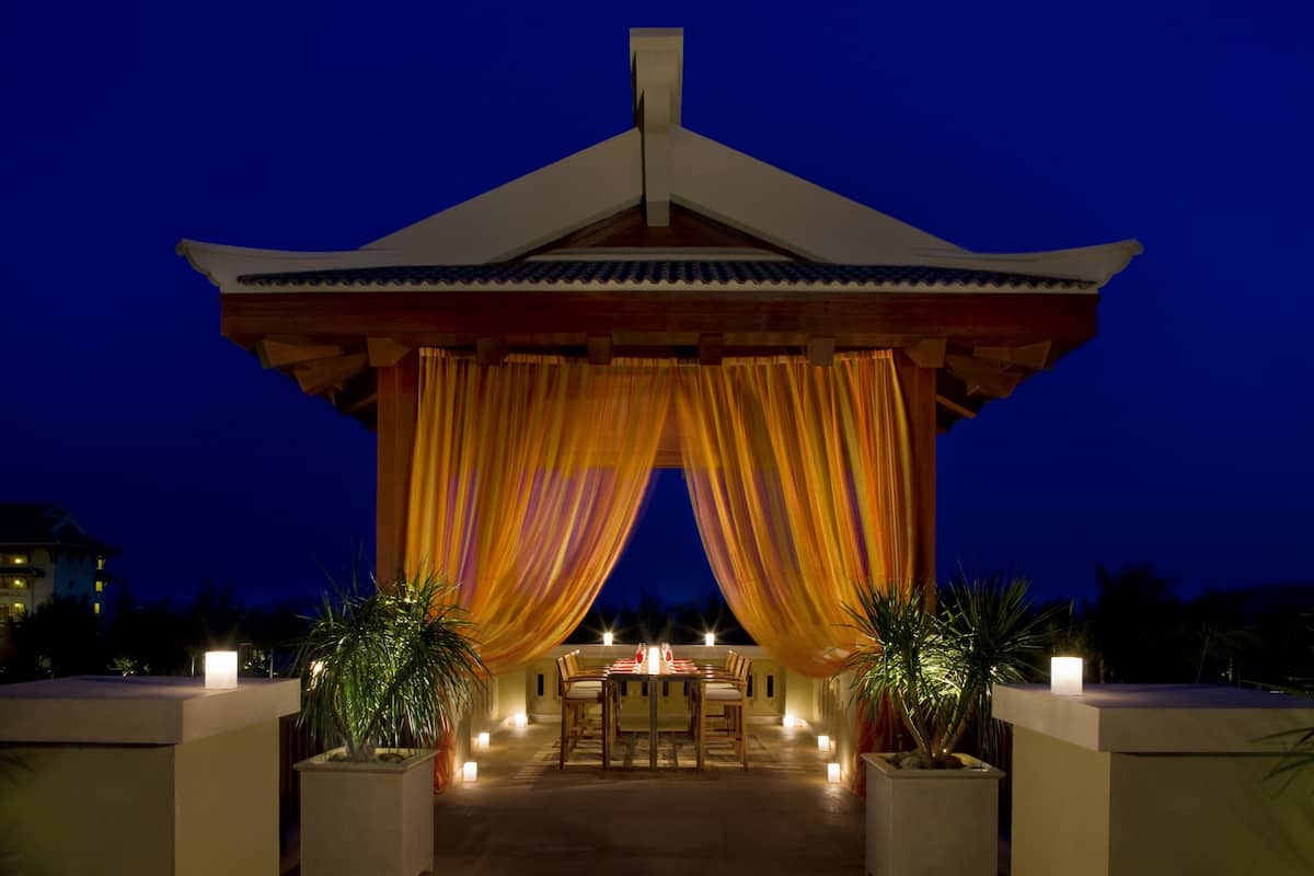 4 restaurants, breakfast served