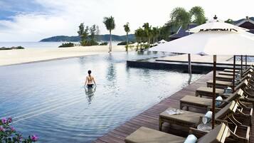 5 室外游泳池,07:00 至 22:00 开放,免费小屋,池畔遮阳伞