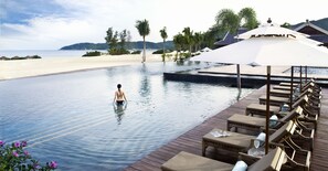 5 outdoor pools, open 7:00 AM to 10:00 PM, free cabanas, pool umbrellas - The Ritz-Carlton Sanya, Yalong Bay (Sanya)