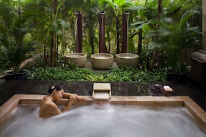 Salas de tratamiento para parejas, sauna y tina de hidromasaje