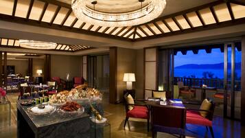 4 restaurants; breakfast, lunch, dinner and brunch served