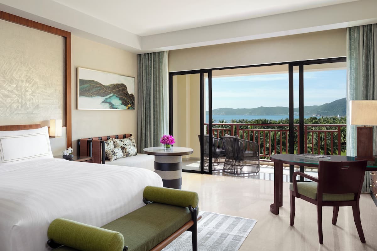 Club Ocean View Room King | Frette Italian sheets, premium bedding, down comforters, pillowtop beds