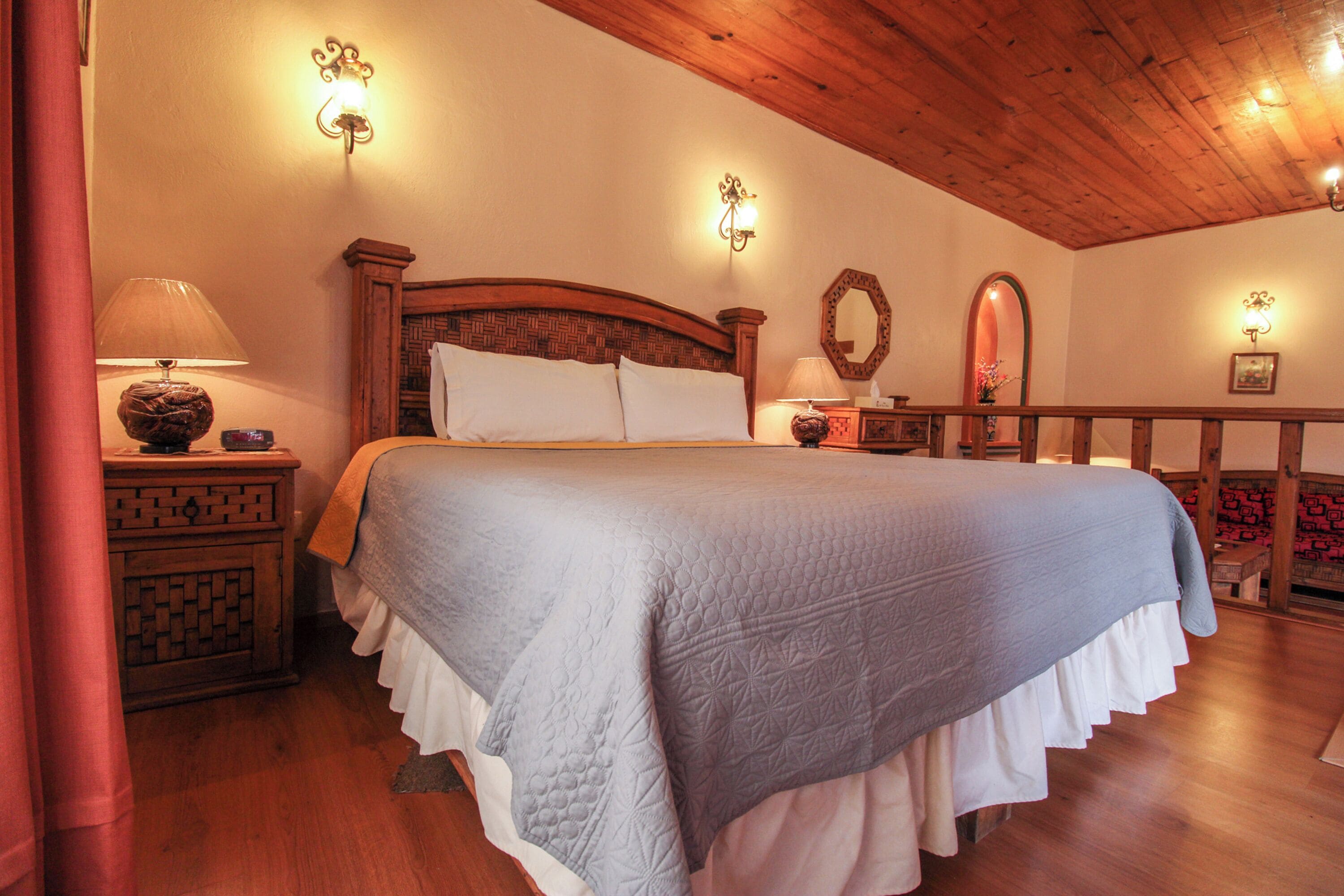 Suite, 1 cama King size | Caja de seguridad en la habitación, escritorio y camas extra 